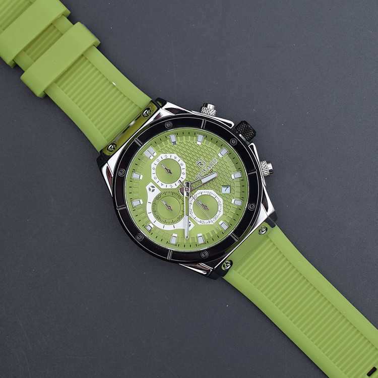 تصویر ساعت کرنوگراف سبز قاب مشکی بدنه رنگ نقرهای علیدسا با طراحی مدرن و کیفیت عالی