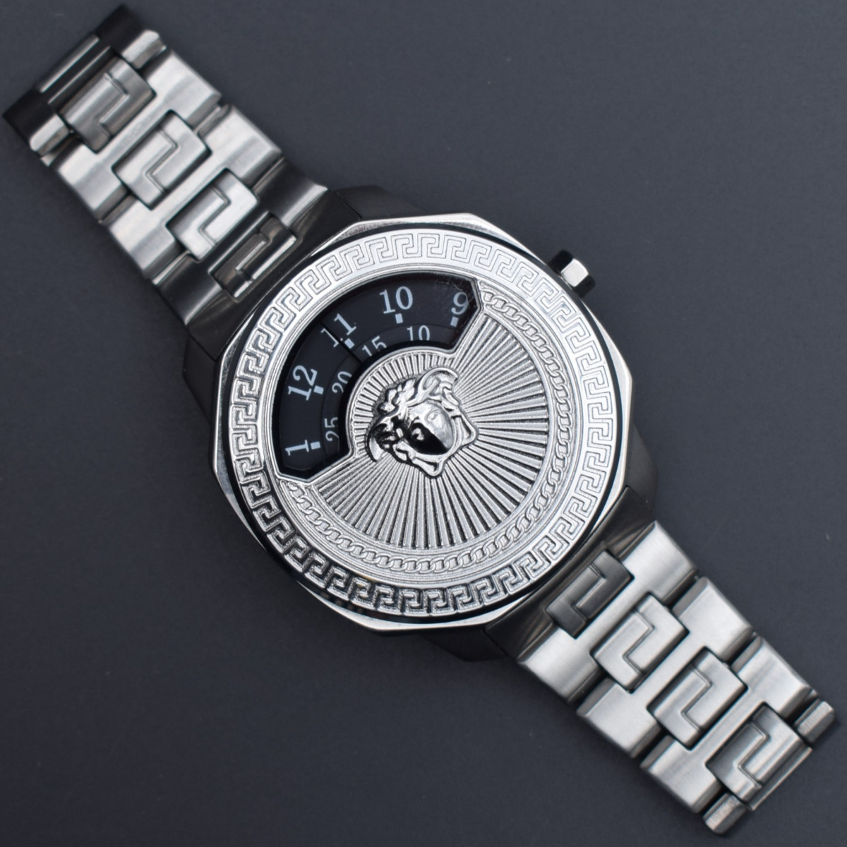 تصویر ساعت کنتوری مردانه رنگ نقره‌ای با بند استیل ضد زنگ و طراحی خاص مناسب برای استایل رسمی و هدیه