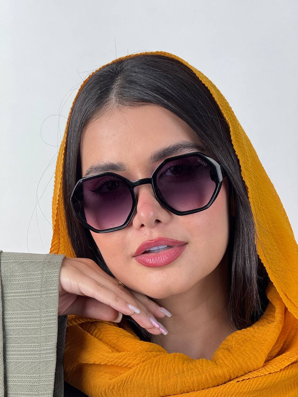 عینک آفتابی زنانه مدل دیور با فریم مشکی و لنز دودی، طراحی شیک و مدرن، محافظت UV400، مناسب برای استایل روزمره و رانندگی