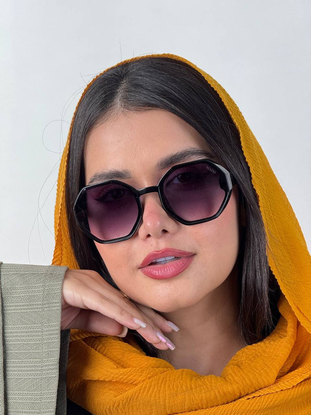 عینک آفتابی زنانه مدل دیور با فریم مشکی و لنز دودی، طراحی شیک و مدرن، محافظت UV400، مناسب برای استایل روزمره و رانندگی