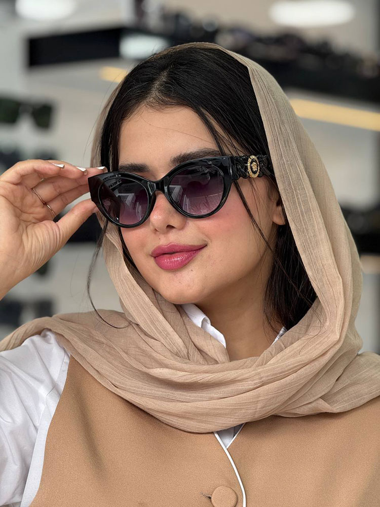 عینک آفتابی زنانه ورساچ مدل آرتمیس با فریم استیل و لنز UV400، طراحی شیک و مدرن، مناسب برای استایل روزمره و رانندگی، هدیه‌ای عالی برای خانم‌ها