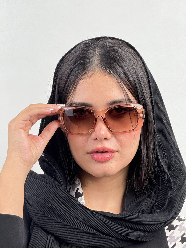 عینک آفتابی زنانه دیور مدل ونوسا با فریم مشکی گرباد و عدسی دودی، مناسب برای استایل روزمره و رانندگی، هدیه‌ای شیک برای خانم‌ها