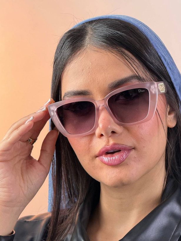 عینک آفتابی زنانه دیور مدل رویسا کد 8239 علیدسا، فریم گربهای مشکی، عدسی UV400، مناسب رانندگی و روزمره، هدیه شیک برای خانمها