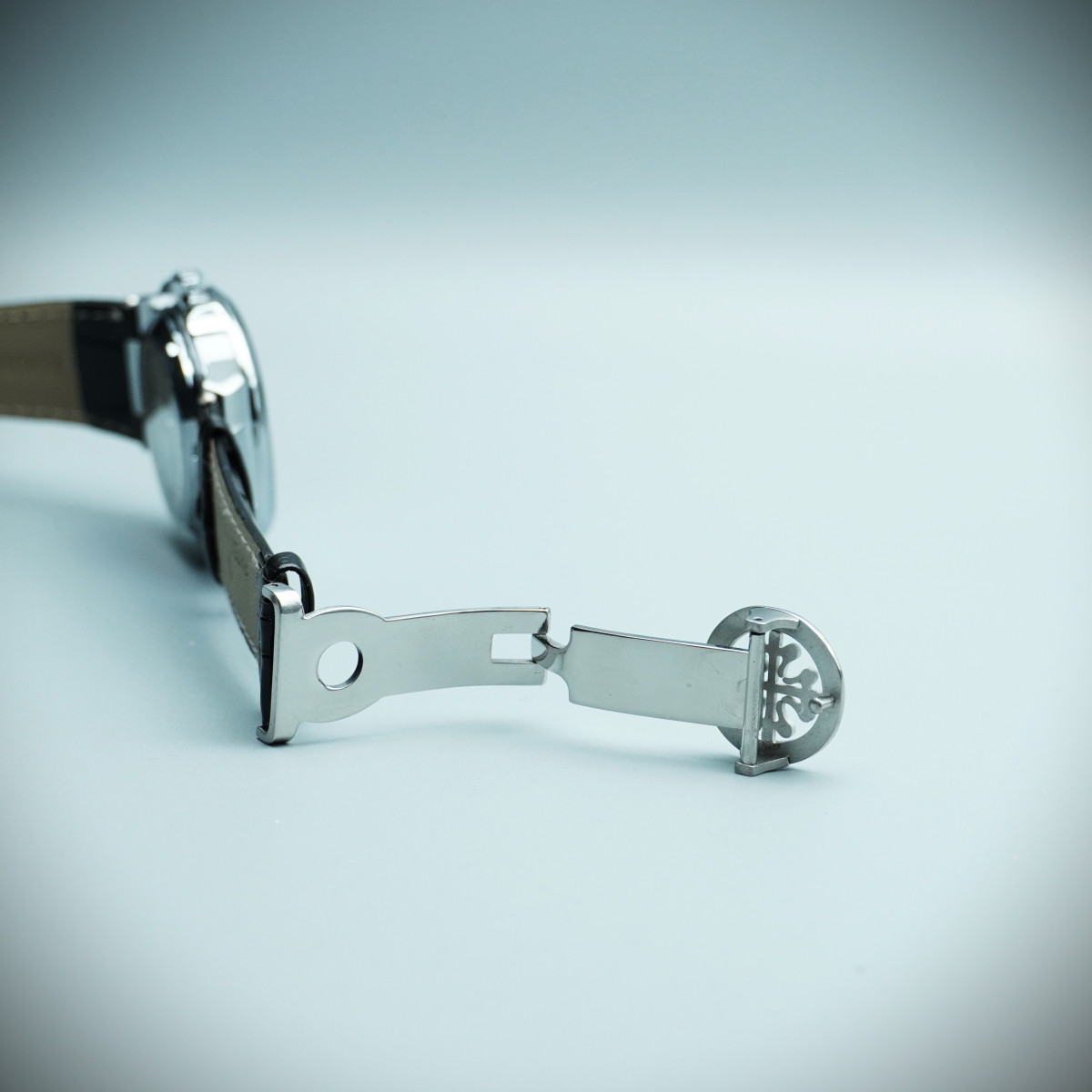 تصویر 8 - پتک فیلیپ بند چرمی کد(252)بند مشکی قاب طلایی صفحه سفید