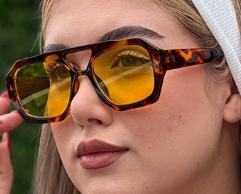عینک پرادا لومنارا کد ۹۵۱۳ علیدسا، عینک آفتابی ترند با فریم سبک و عدسی UV400، مناسب برای استایل روزمره و مهمانی